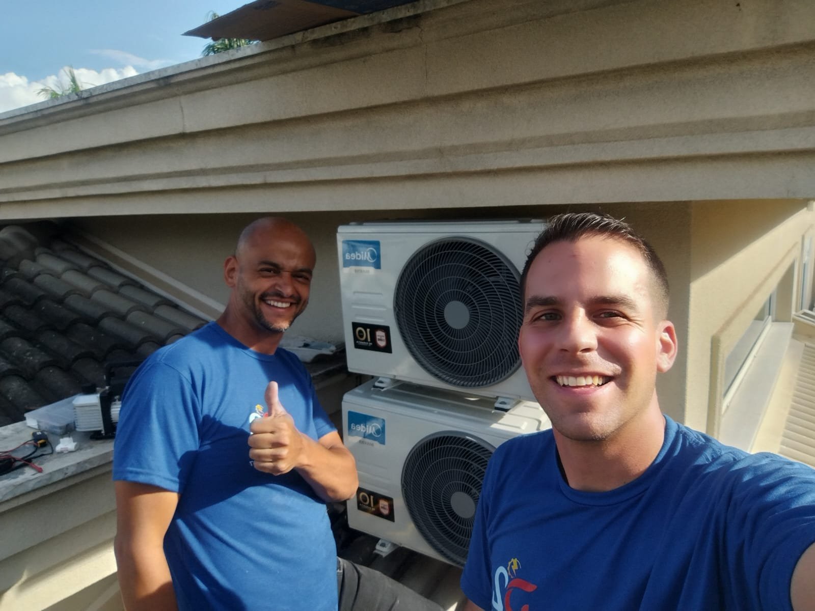 Profissionais da D2 após atendimento em equipamentos de ar-condicionado