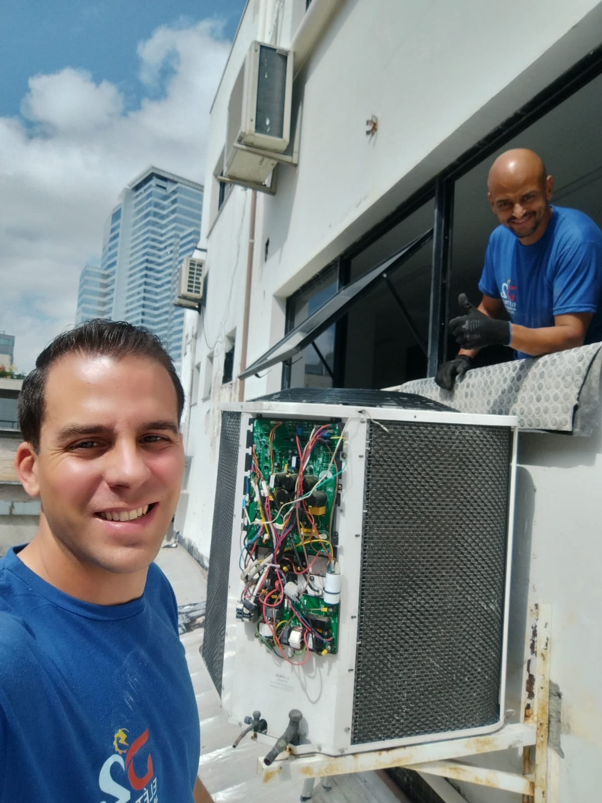 Equipe D2 realizando manutenção em unidade externa de ar-condicionado