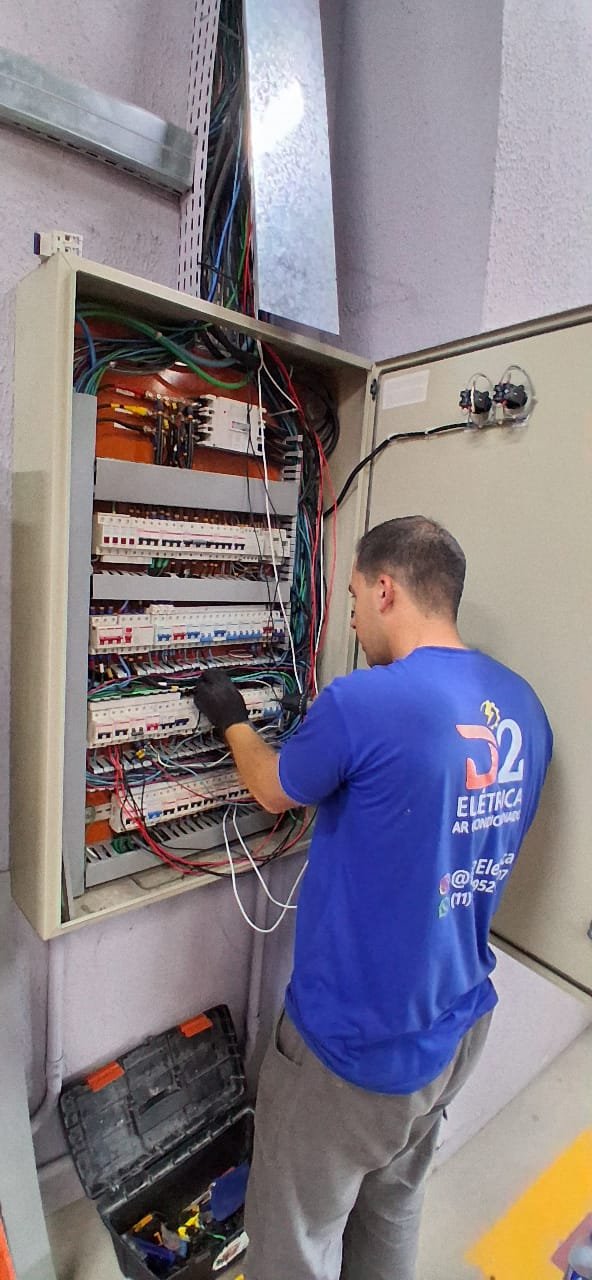 Técnico da D2 realizando manutenção em quadro elétrico